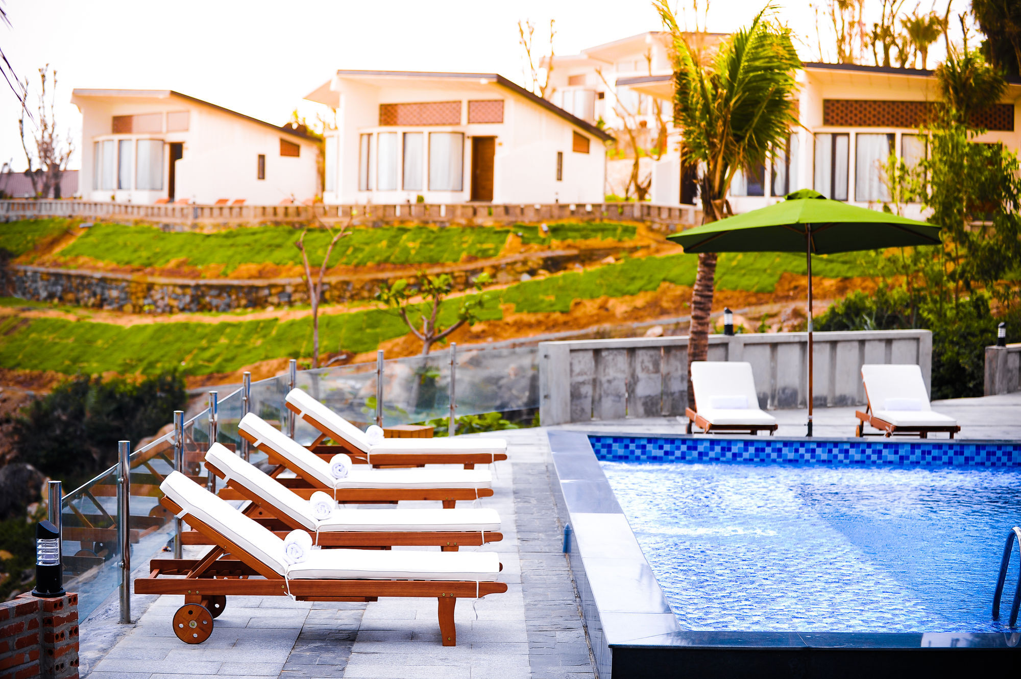 Aurora Villas And Resort Куинён Экстерьер фото