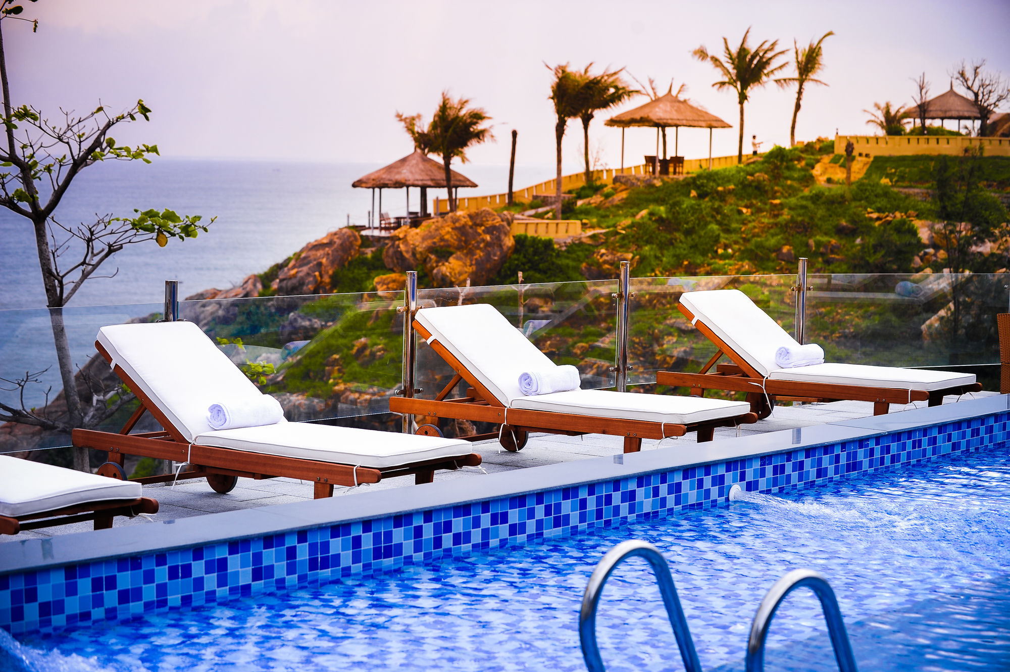 Aurora Villas And Resort Куинён Экстерьер фото